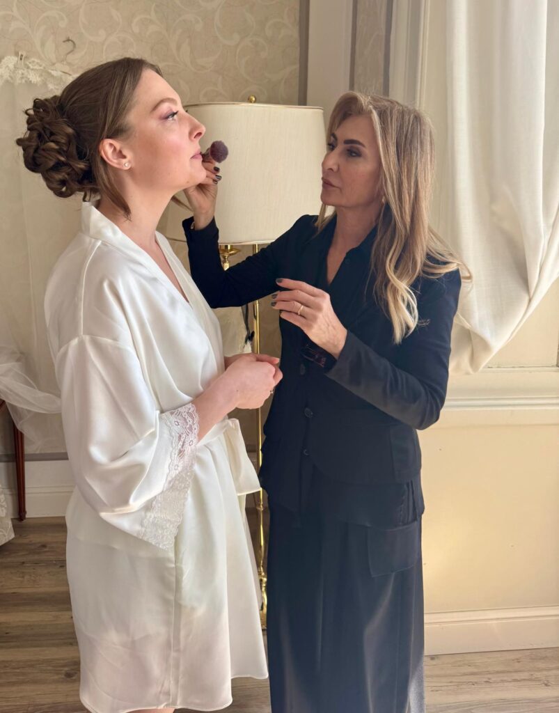 Acconciatura sposa con capelli raccolti e accessorio floreale
