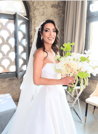 Sposa con bouquet durante la preparazione del matrimonio